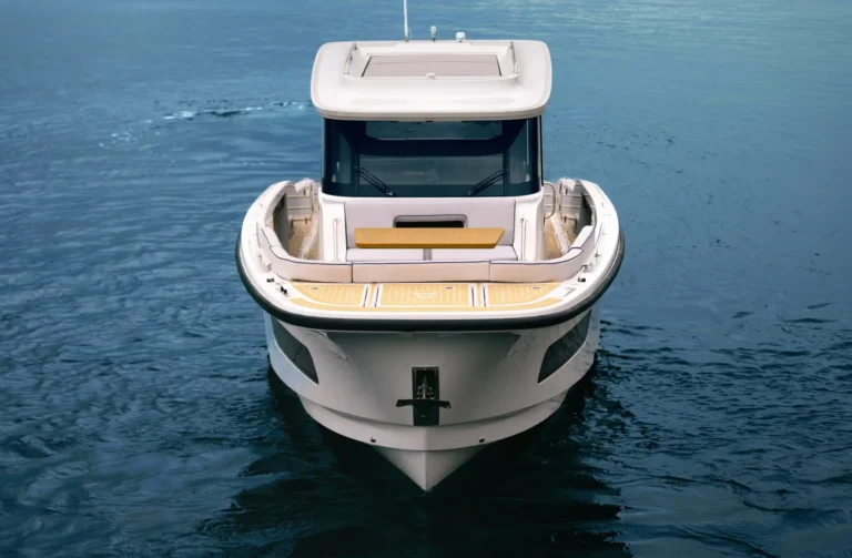 Wayfinder 38 - Front view